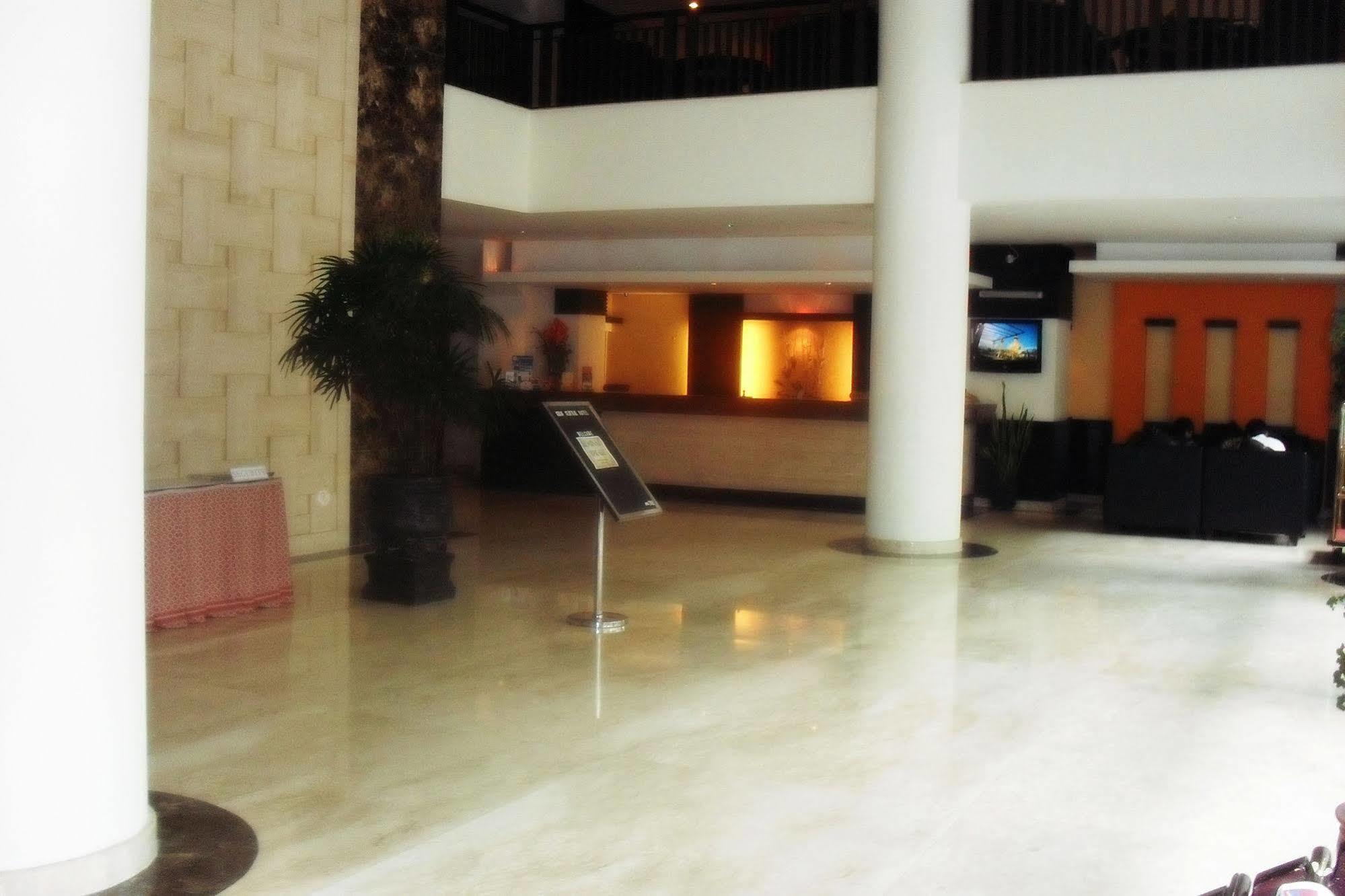 Hotel Gran Central Manado Esterno foto
